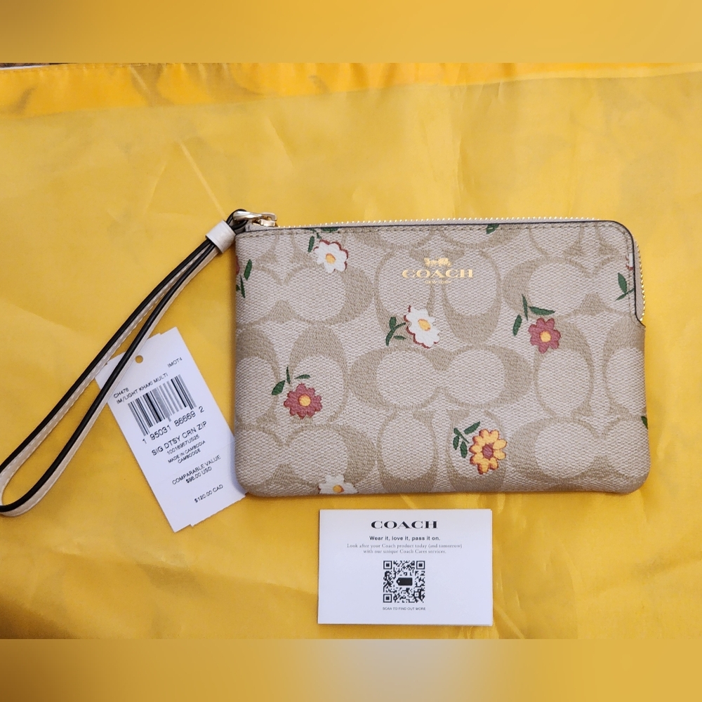COACH NWT Corner Zip Wristlet In Signature Canvas With Nostalgic Ditsy Print